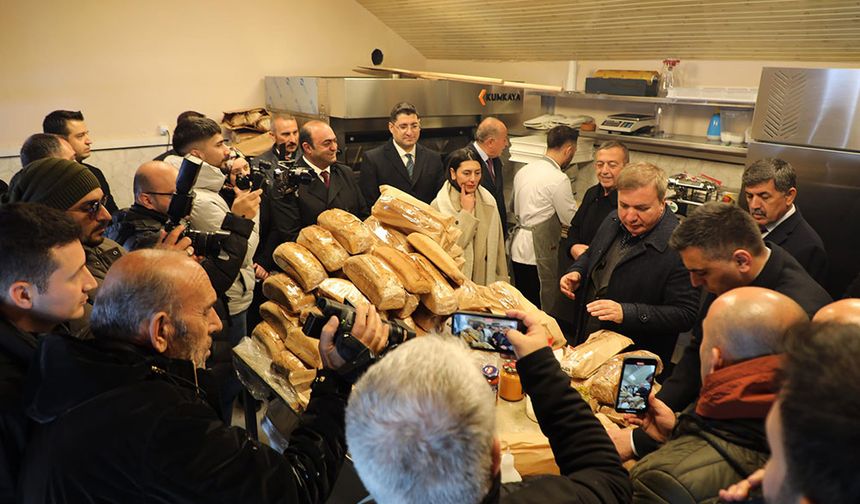 Erzincan'da ekşi mayalama tekniğiyle ekmek çıkarılıyor