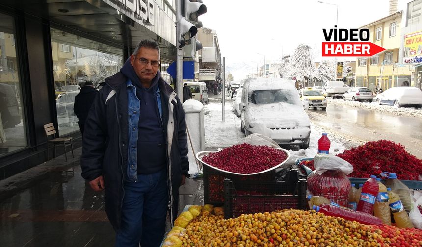 Erzincan’da kara rağmen tezgahının başında