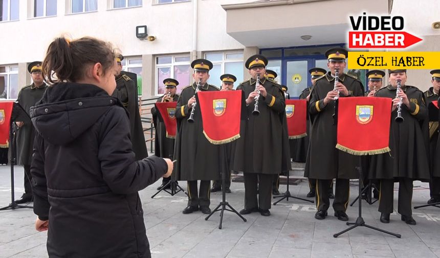 Erzincan’da minik öğrenci askeri bandoyu yönetti