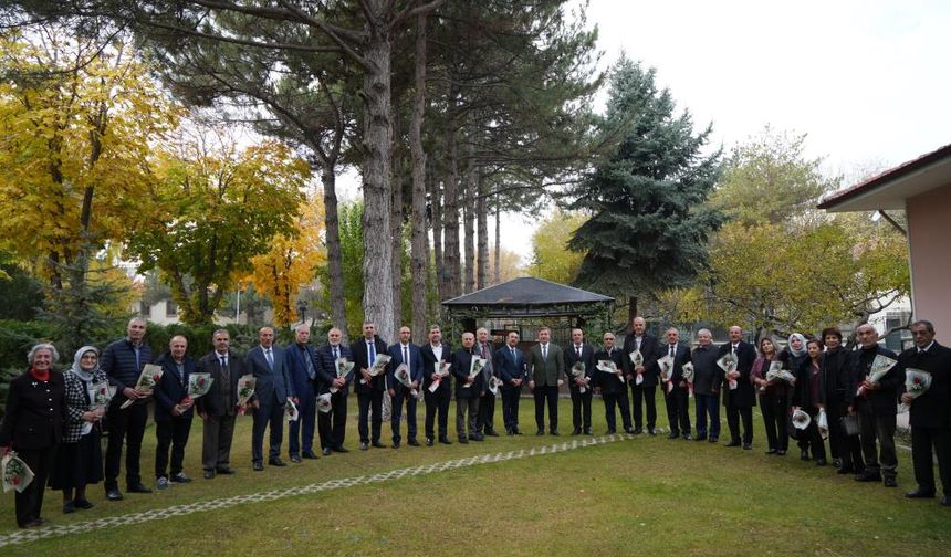 Erzincan’da mesleğinde  40 yılı devirmiş öğretmenler, konakta ağırlandı