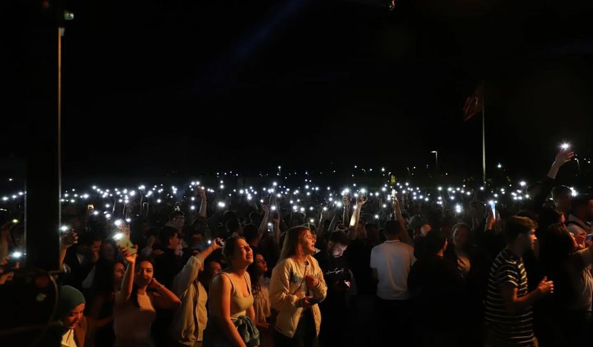 Erzincan’da DJ Kürşat ve Grup Zarar Ziyan’dan unutulmaz gece!