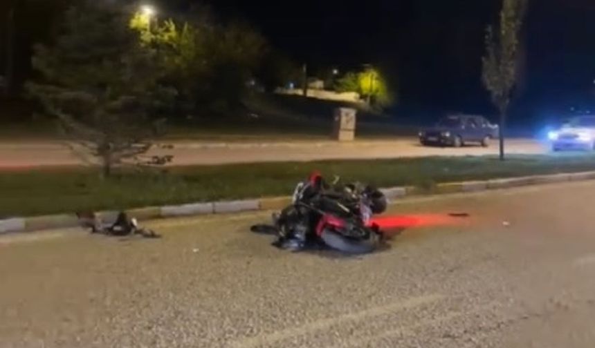 Erzincan’da gece yarısı feci kaza! Motosiklet orta refüje çarptı