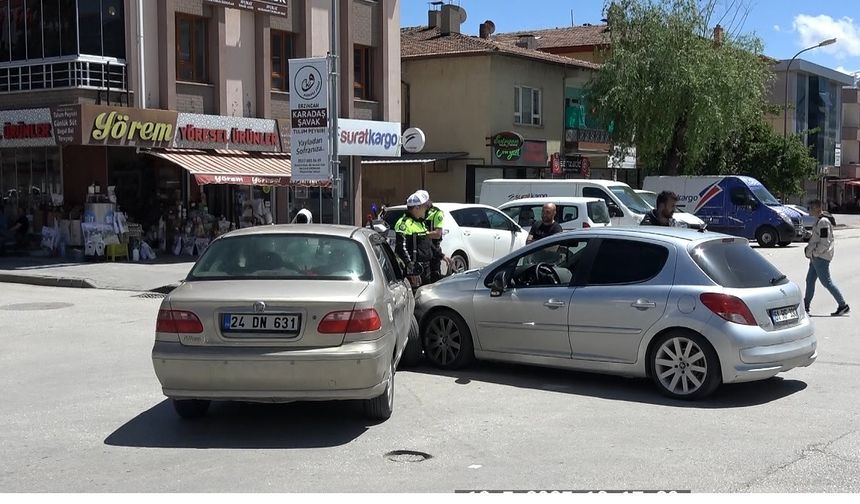 Erzincan’da kontrolsüz kavşakta trafik kazası