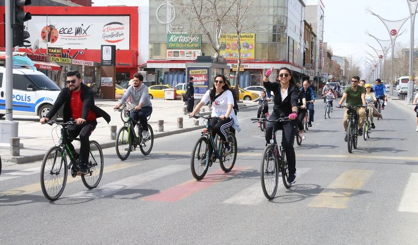 Erzincan’da pedallar sağlık için dönüyor