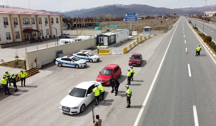 Bayramın 1. gününde trafik bilançosu: Kazalarda ölen-yaralanan ve ceza alanlar var