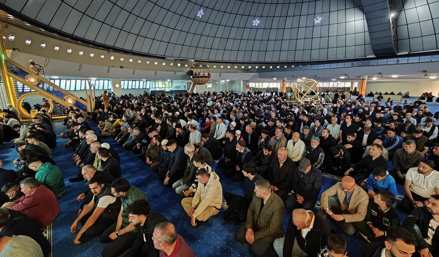 Erzincan'da bayramlaşma Terzibaba Cami'sinde yaşandı / VİDEO