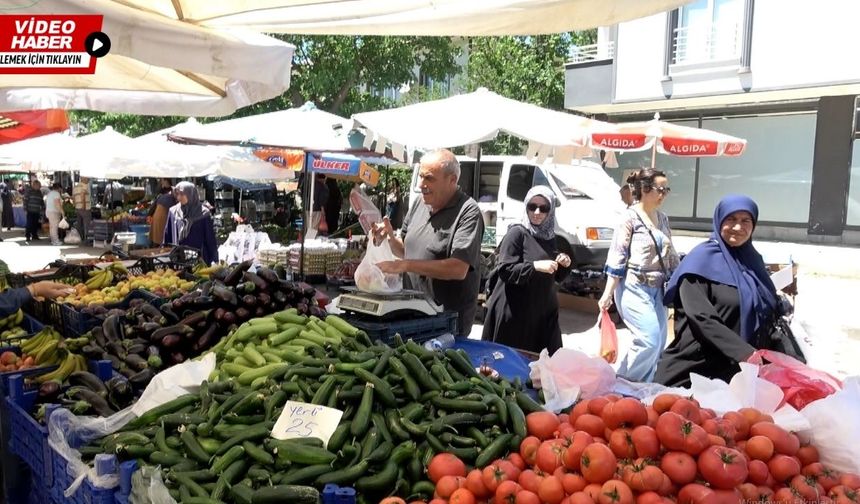 Erzincan Salı Pazarı'nda yaz hareketliliği: Yerli ürünler tezgâhta, fiyatlar düşüşte