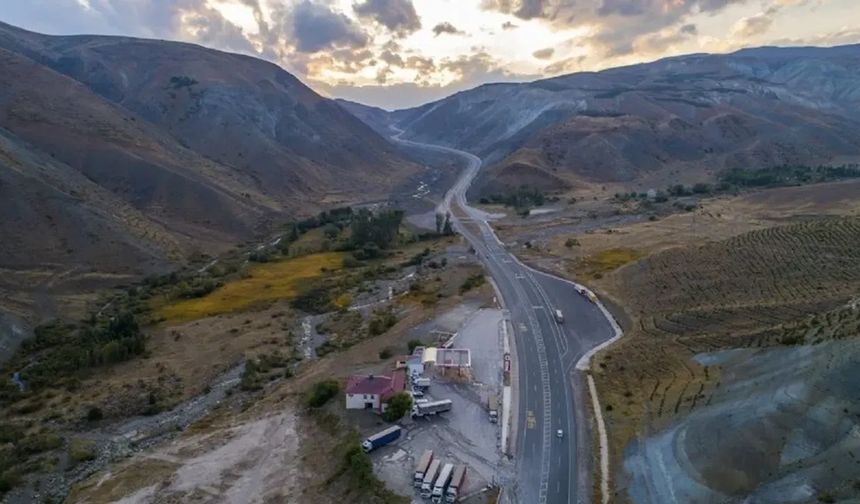Sürücülerin dikkatine: Erzincan – Sivas karayolunda heyelan ıslahı