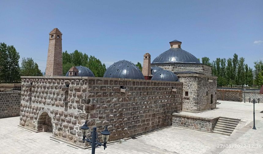Erzincan'da 477 yıldır zamana tanıklık ediyor...