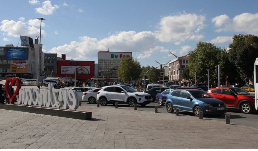 Erzincan’da Otopark Sorunu Büyüyor: Boş Arsalar İşgal Altında