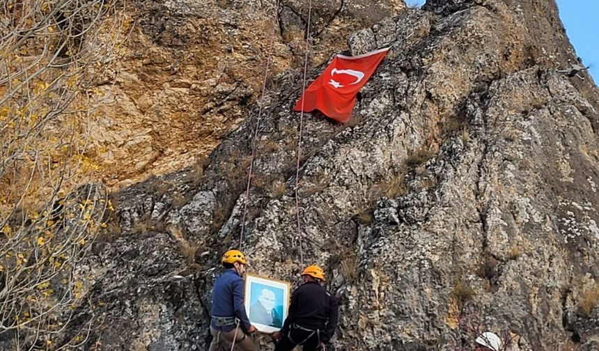 Erzincan'da anlamlı 10 Kasım kaya tırmanışı