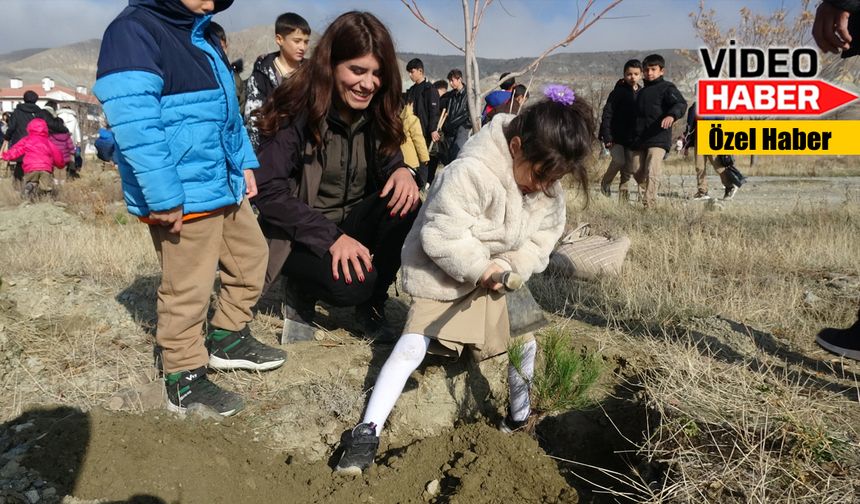 Erzincan’da minik ellerden yeşil vatana destek