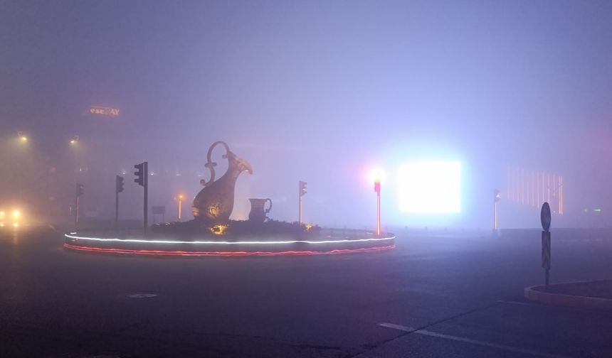 Erzincan’da yoğun sis alarmı! Kent bir anda görünmez oldu