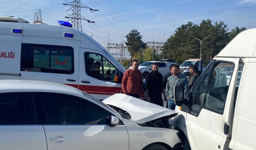 Erzincan yeni sanayi sitesi kavşağında zincirleme kaza!