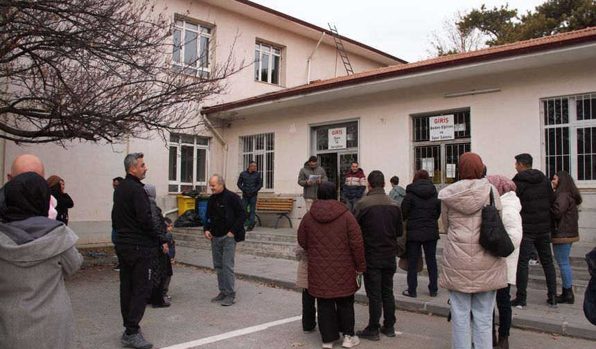 Erzincan’da Öğrenciler İçeride, Veliler Dışarıda Ter Döktü