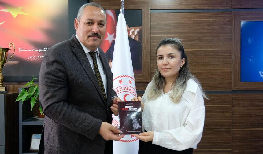 Erzincan'da ödüllü genç yazar öyküsünün basılı hâliyle okurlarla buluştu