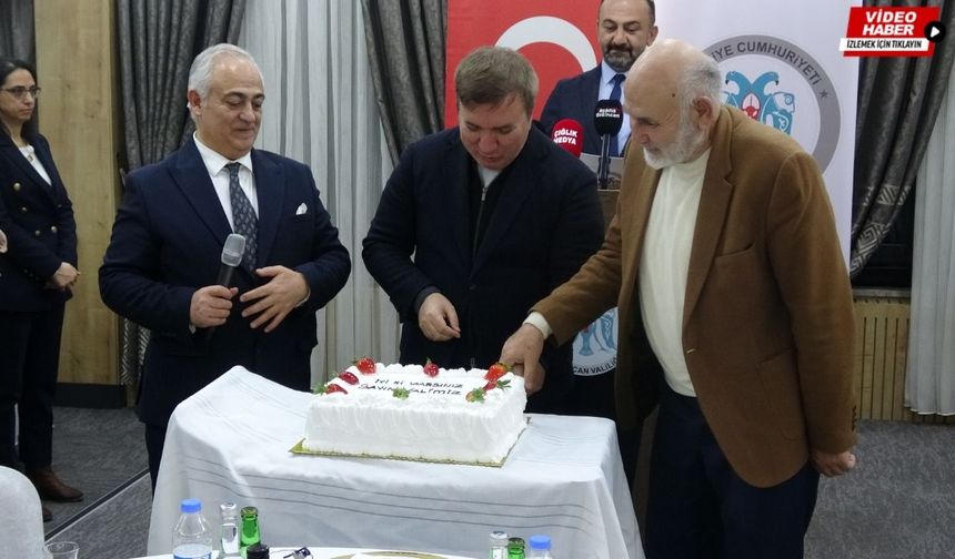 Erzincan’da gazeteciler günü programında Vali Aydoğdu’ya sürpriz