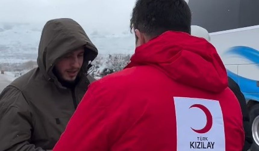 Erzincan'da Tipide Yolda Kalanlara Kızılay’dan Sıcak Destek...