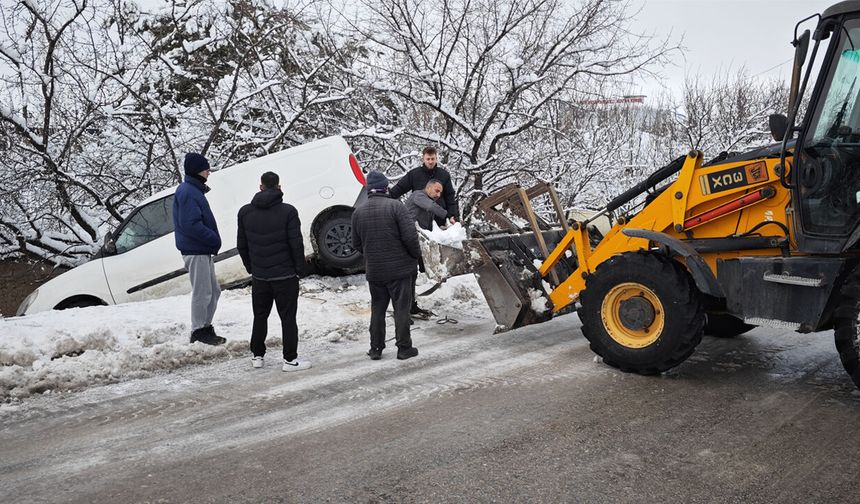 Erzincan’da buzlu yol kazaya neden oldu