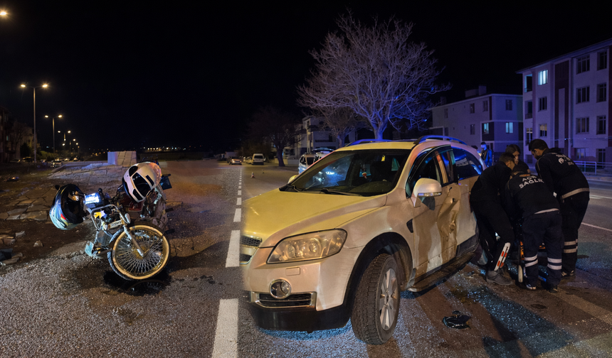 Erzincan’da gece yarısı kaza:Kazazede araçta sıkıştı