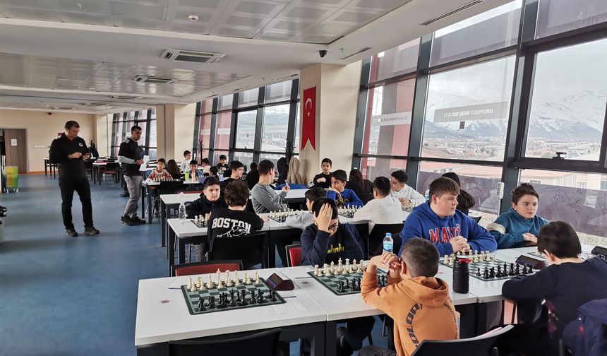 Erzincan’da kurtuluş Satranç Turnuvası Heyecanı