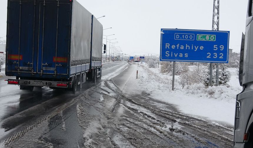 Erzincan’da Yoğun Kar Yağışı Karayolunda da Ulaşımı Etkiledi