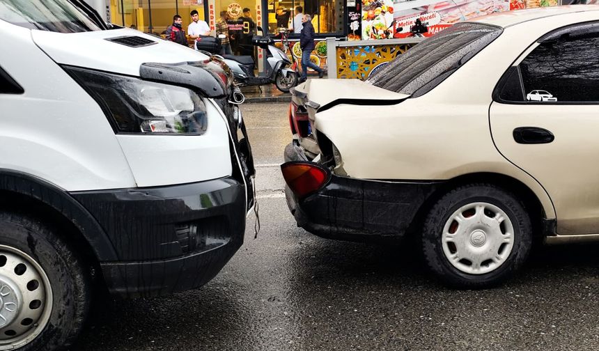 Erzincan'ın işlek caddesinde zincirleme kaza