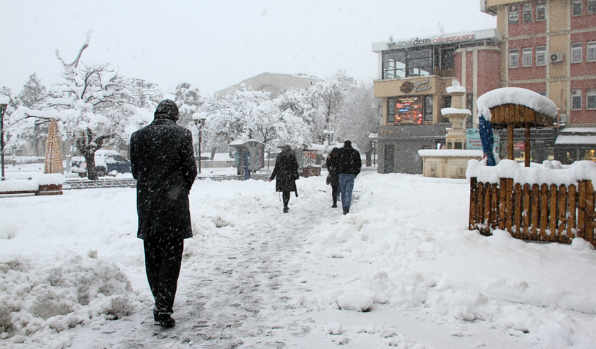 Erzincan’da kar durmuyor, yollar birer birer kapanıyor