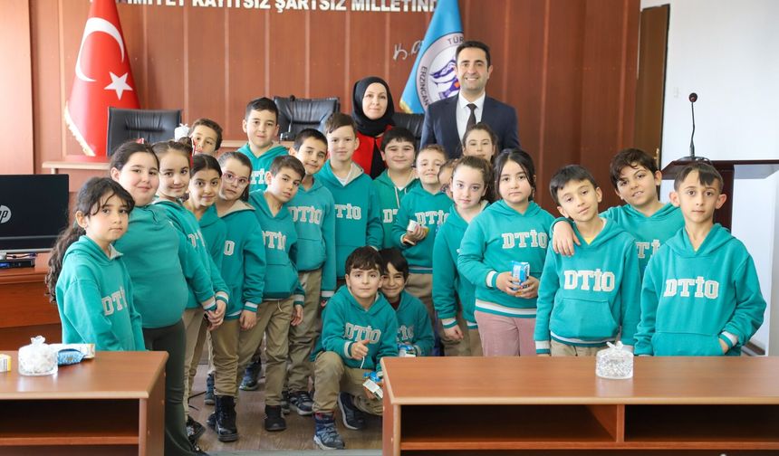 Erzincanlı Miniklerden Anlamlı Günde Türk Bayrağı Takdimi