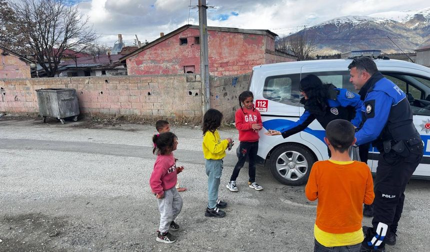 Polis Aracına El Salladılar, Bayram Şekerini Aldılar