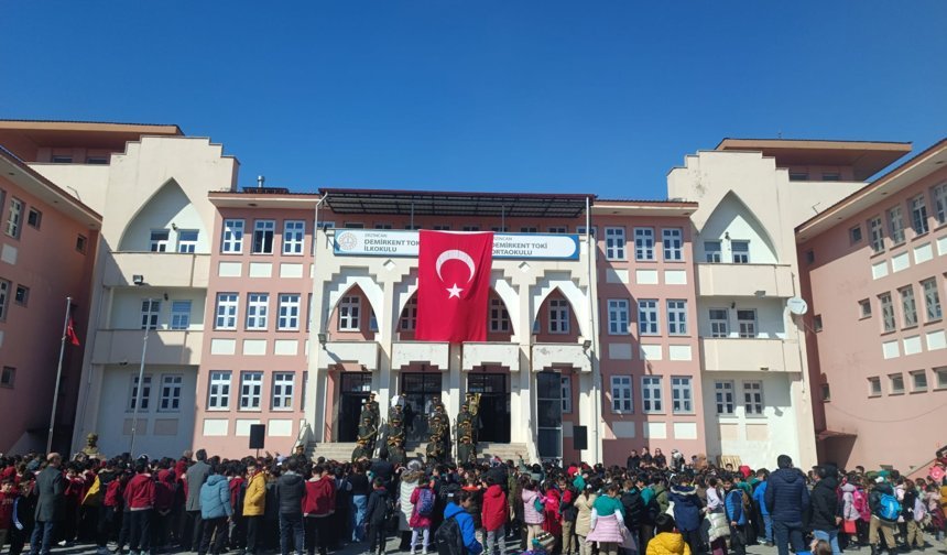 Askeri Bando  Erzincan'da Öğrencilere Konser Verdi