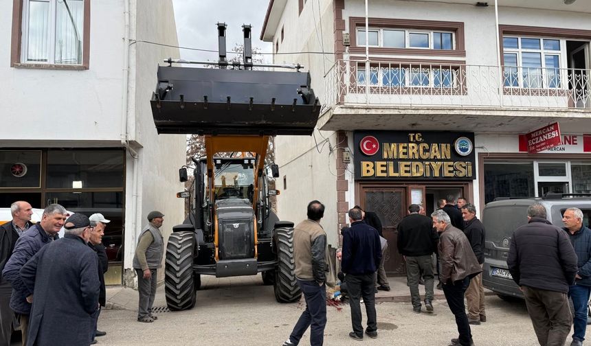 Erzincan'da Belde Belediyesine Yeni İş Makinesi...