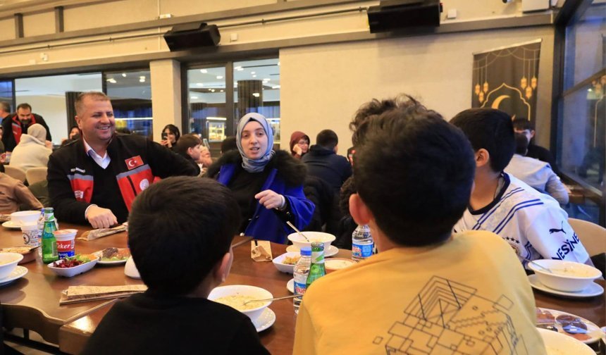 Dünya Yetimler Gününde anlamlı iftar sofrası