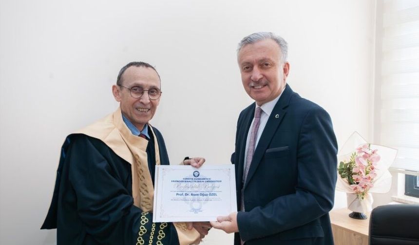 Erzincan'ın yeni deprem profesörünün belgesi takdim edildi...