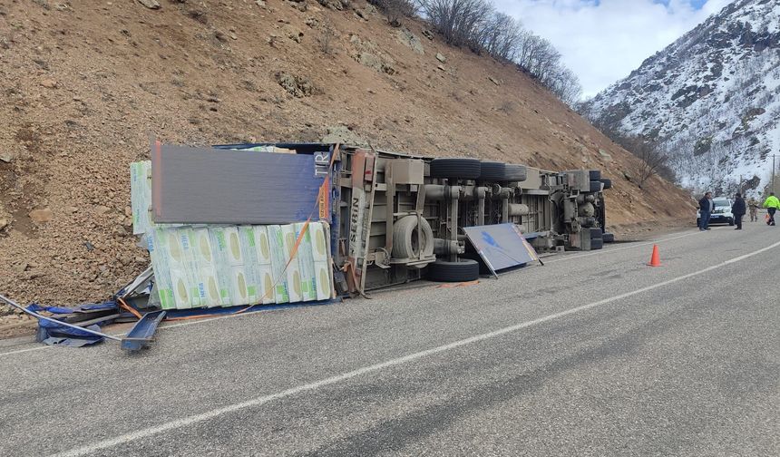 Erzincan Pülümür yolunda kontrolünü kaybeden tır yan yattı