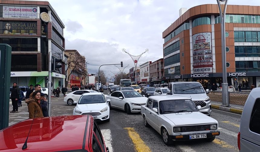 Erzincan trafiği kilitlendi, yoğunluk iki katına çıktı!