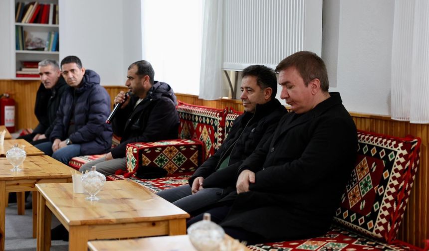 Erzincan’da asırlık çınar hayata veda etti