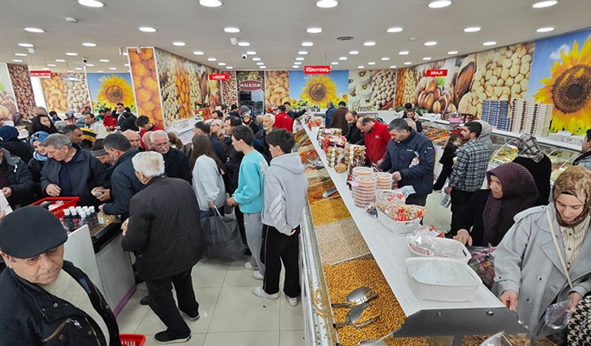 Erzincan’da Bayram Öncesi Kuruyemişçilere Yoğun İlgi