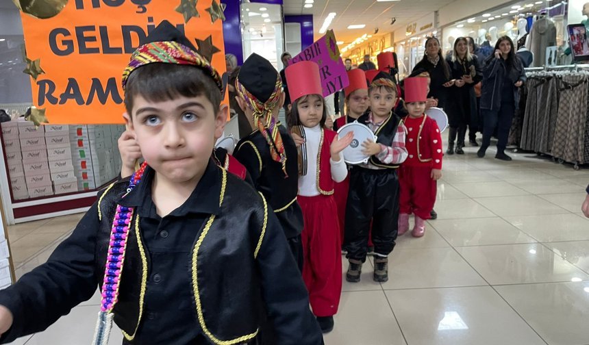 Erzincan'da miniklerden esnafa Ramazan sürprizi