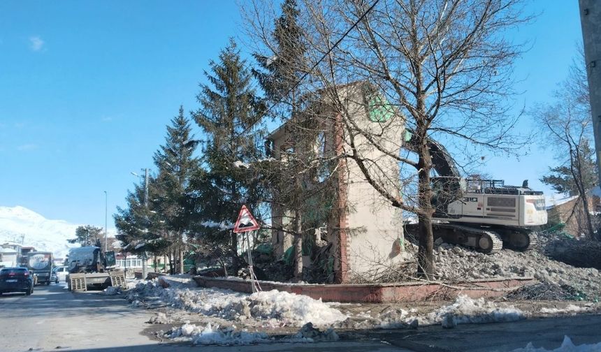 Erzincan’daki Riskli Binalara Birer Birer Yıkılıyor: Sağlık Tesisi Tarihe Karışıyor!