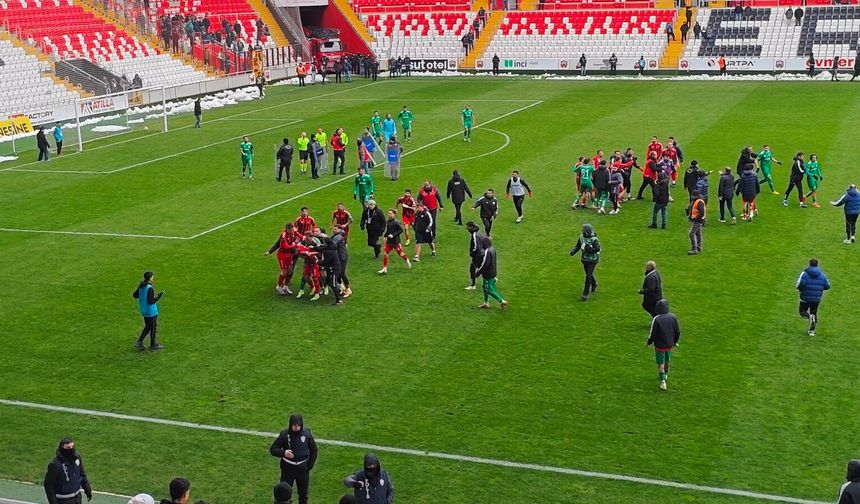 Erzincanspor Karşılaşmasında Saha Karıştı