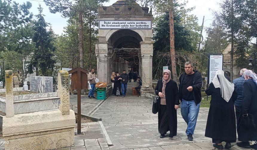 Erzincan’da Bayram Sabahı Terzibaba Mezarlığı Yoğunluğu