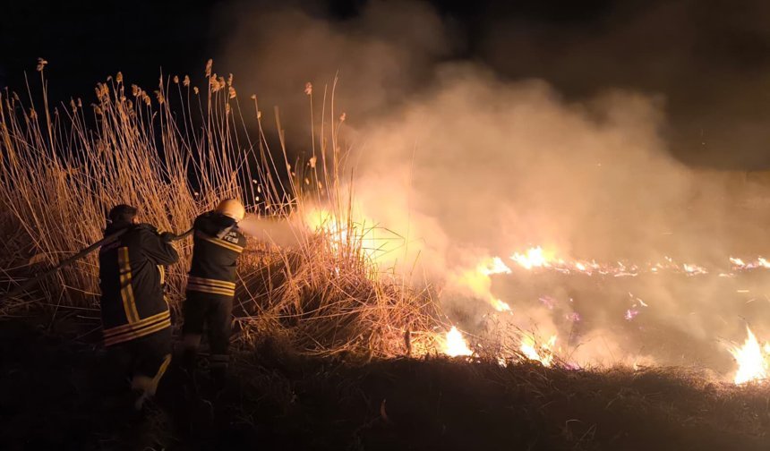 Erzincan'da gece yangını... Gece alevlerle aydınlandı...