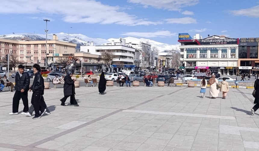 Erzincan’da bahar coşkusu: Soğuk günlerin ardından sokaklar dolup taştı