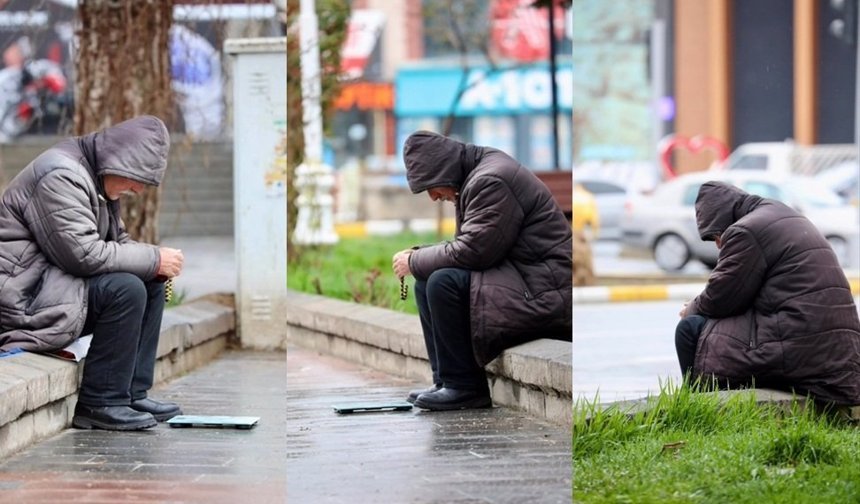 Erzincan’da Bir Kaldırım Hikâyesi! Herkes Geçiyor, O Bekliyor...