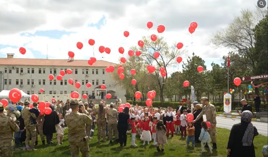 Erzincan Jandarma Atatürk'e mektupları balonla gönderdi