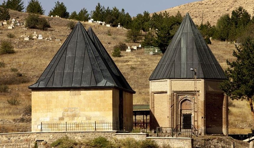 Kemah’taki Türbe Yüzyıllardır Bir Sırrı Saklıyor