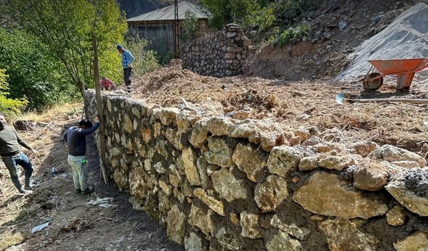 Kemaliye’de tarihi dokuya taş duvar kalkanı..