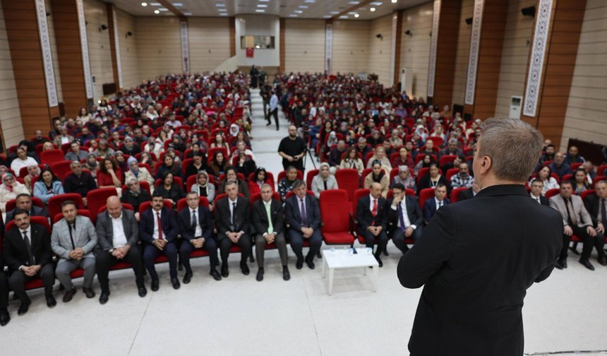 “‘Çocuklar sözünüzü değil hayatınızı izliyor’: Vali Aydoğdu'dan dikkat çeken konuşma”