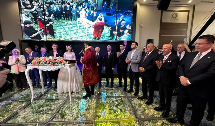 Erzincan Siyasetinin Mutlu Günü: Genç Çiftin Şahitliğini Milletvekili Karaman Yaptı!